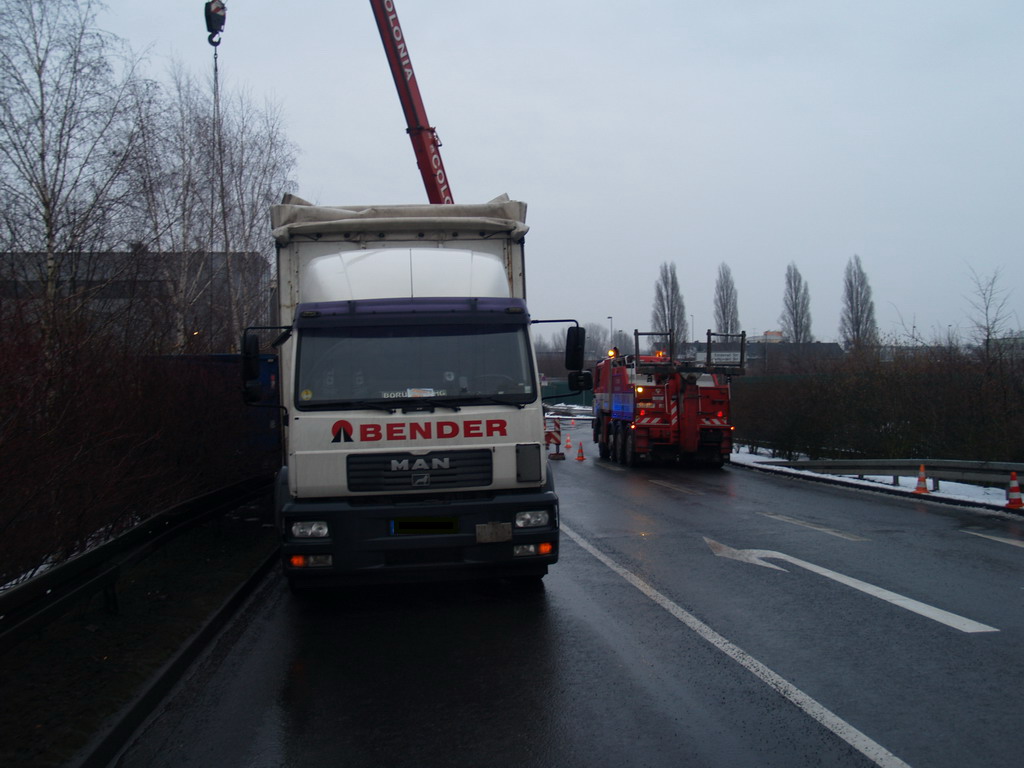 LKW Anhaenger umgekippt Koeln Niehl Geestemuenderstr Industriestr P52.JPG